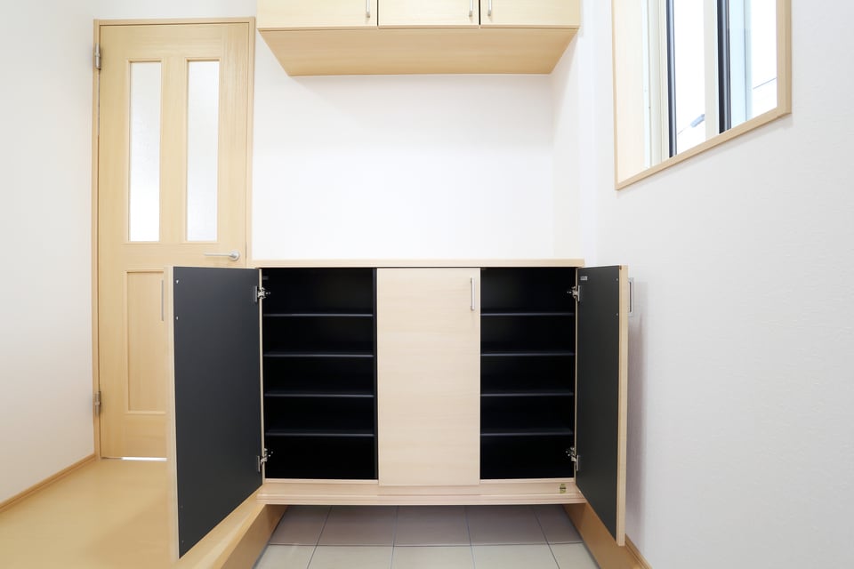 真新しい玄関のシューズボックス