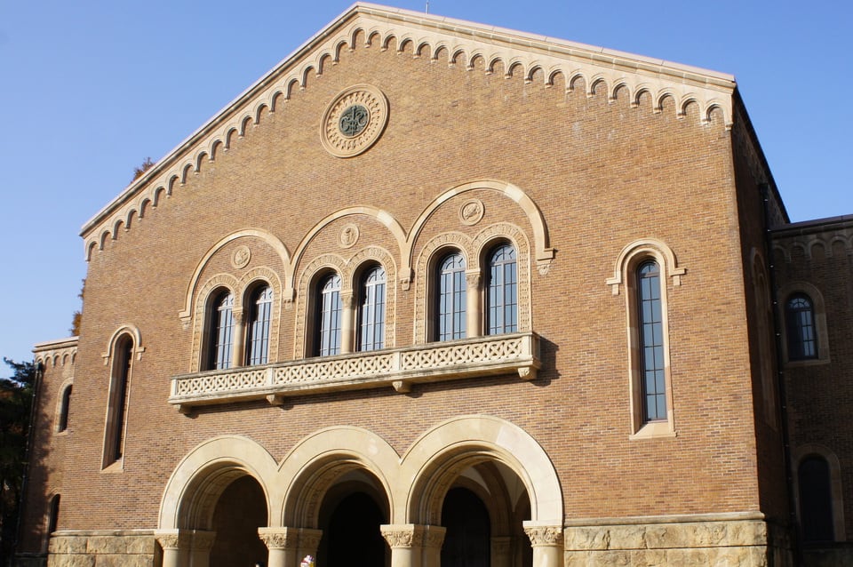 外壁にスクラッチタイルが採用された一橋大学・兼松講堂