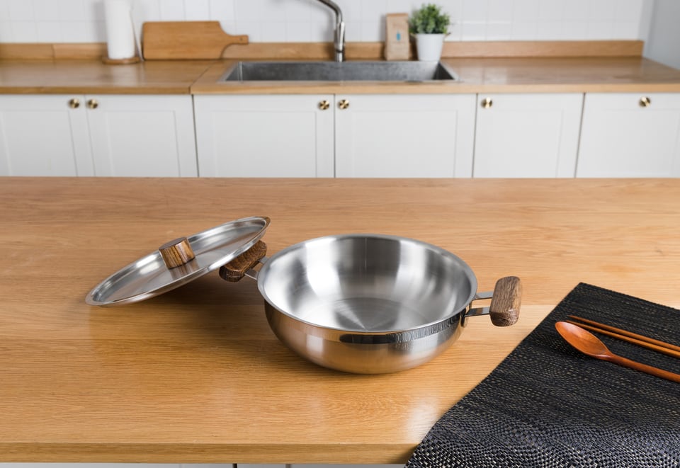 キッチンで調理に使われるステンレス製の鍋