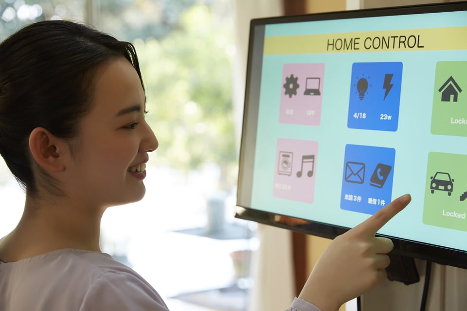 パソコンでスマートハウス対応家電をコントロールする女性