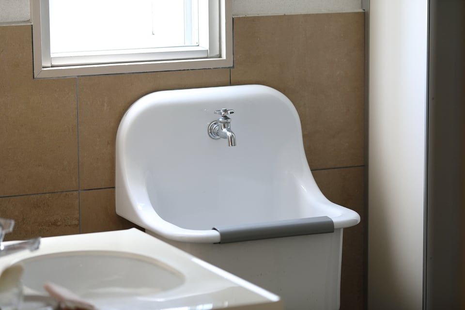 洗面所に設置された大型のスロップシンク