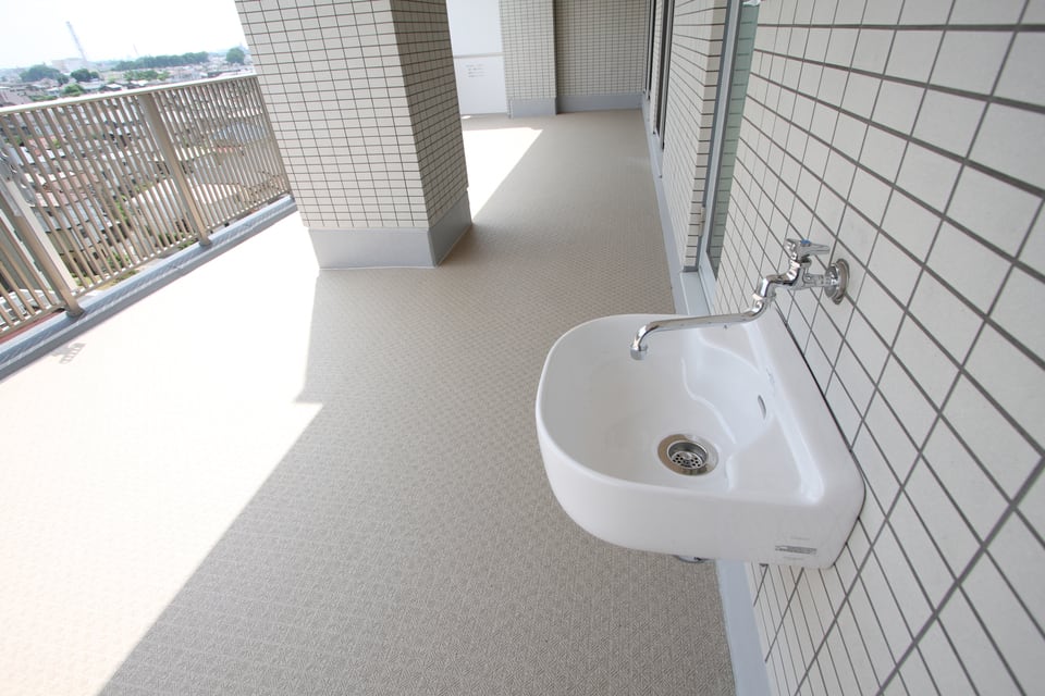 マンションのバルコニーに取り付けられたスロップシンク