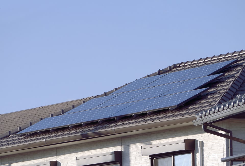 太陽光パネルを設置したソーラー住宅の屋根