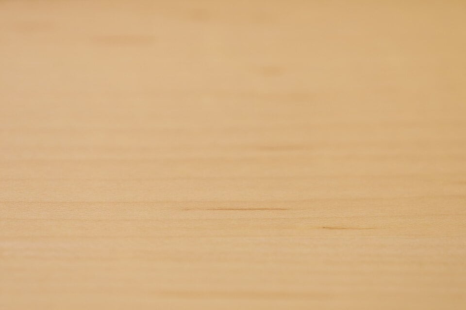 明るい乳白色が美しいシルバーメイプルの表面