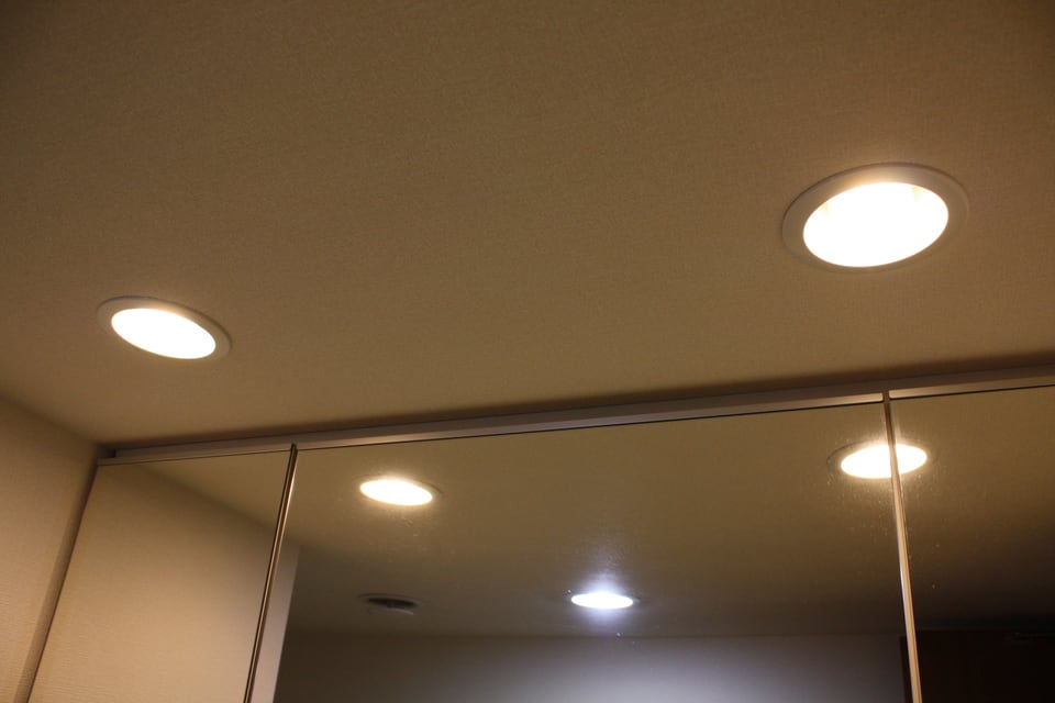 洗面室全体を柔らかな光で包むダウンライト