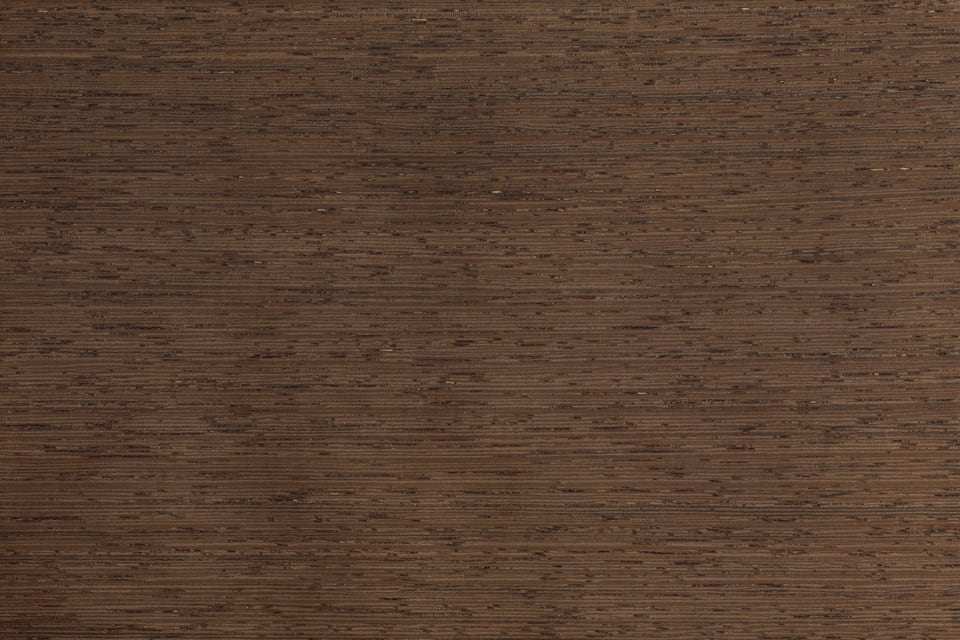 濃褐色で美しい斑が特徴のタガヤサン材の表面