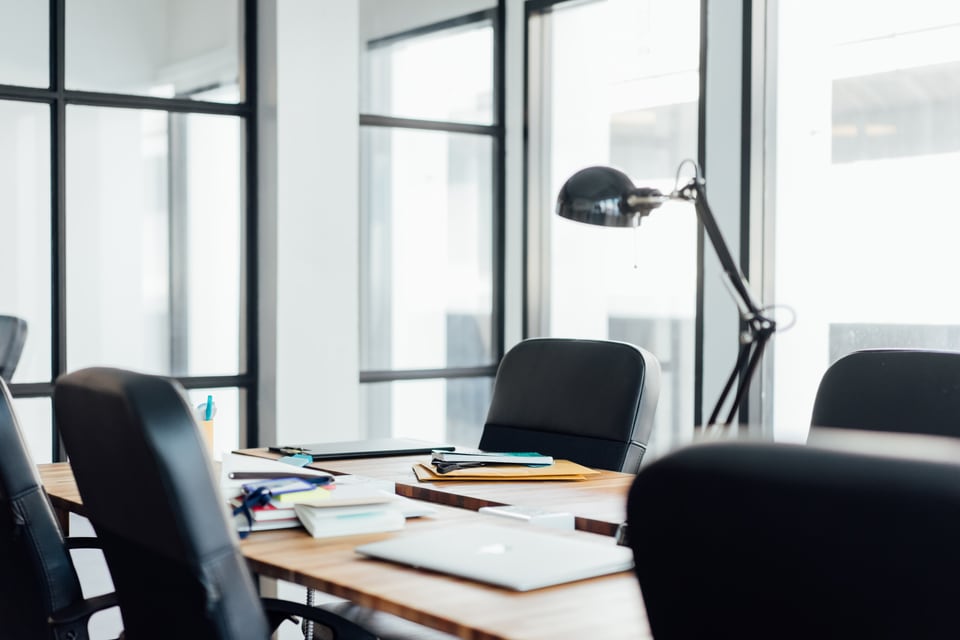 タスク照明を取り入れたオフィスの室内