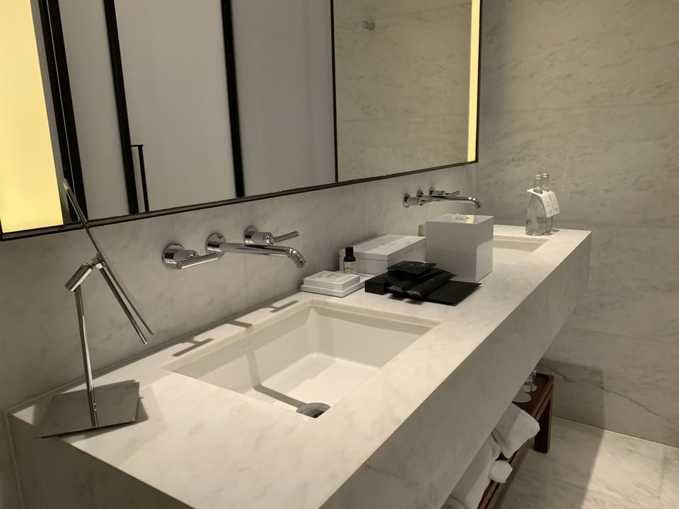 2人で一緒に使用できる洗面室のダブルボウル