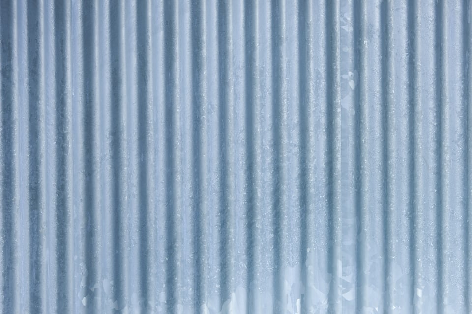 現在では主に簡易な建造物に使われる波板のトタン板