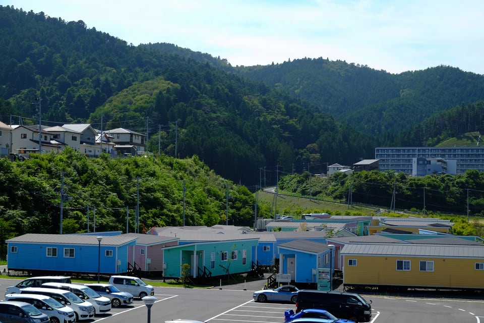 たくさんのトレーラーハウスが停められている駐車場