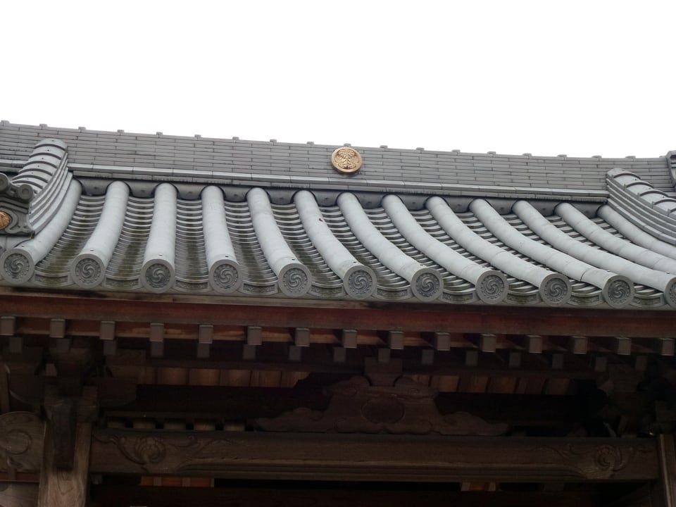 寺社の屋根に高く積まれたのし瓦