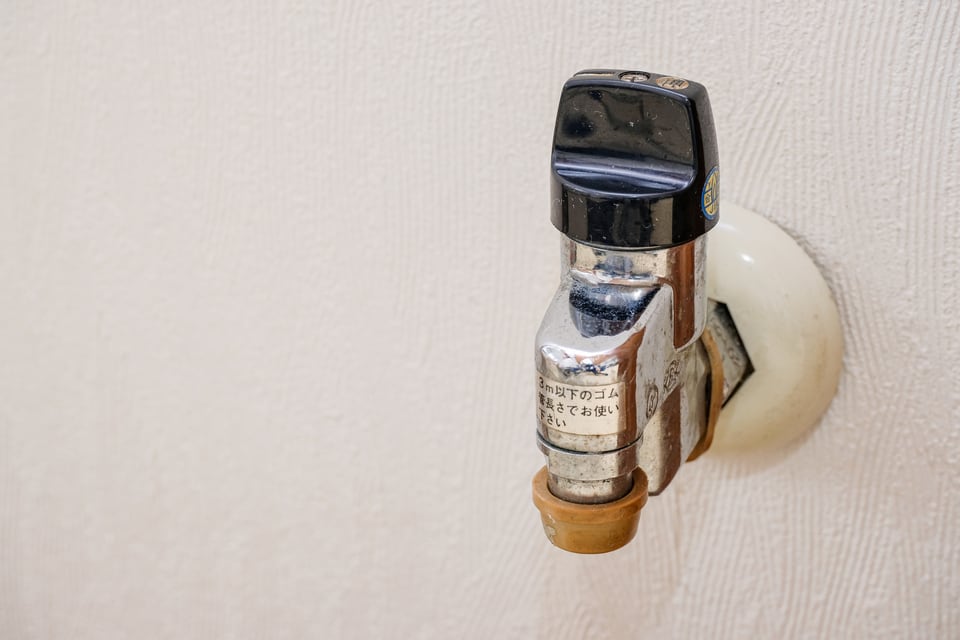 ガスホースやガスコードを使ってガス器具と接続するヒューズコック