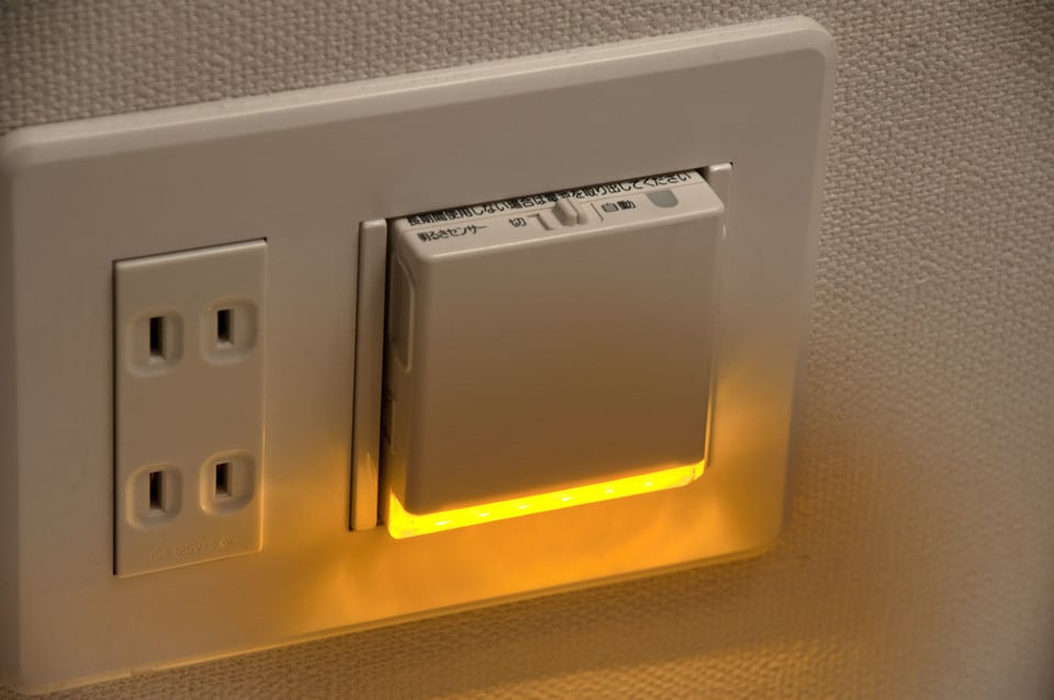 取り外しも可能なコンセント付きフットライト