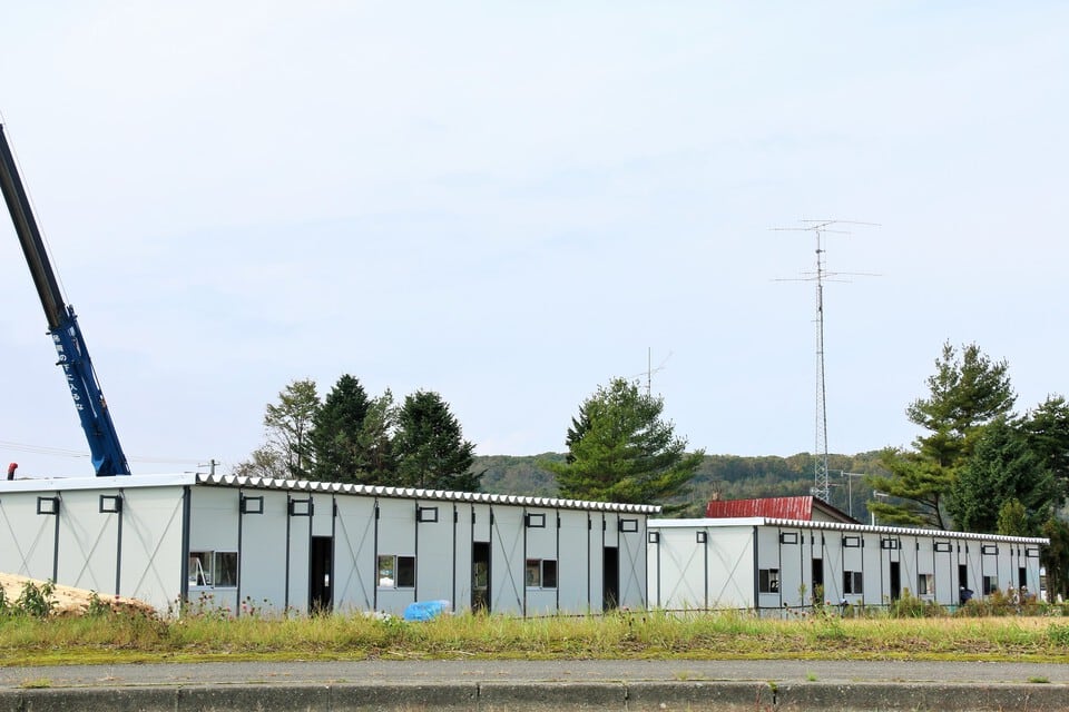 仮設のプレハブ住宅が建ち並ぶ地震被災地