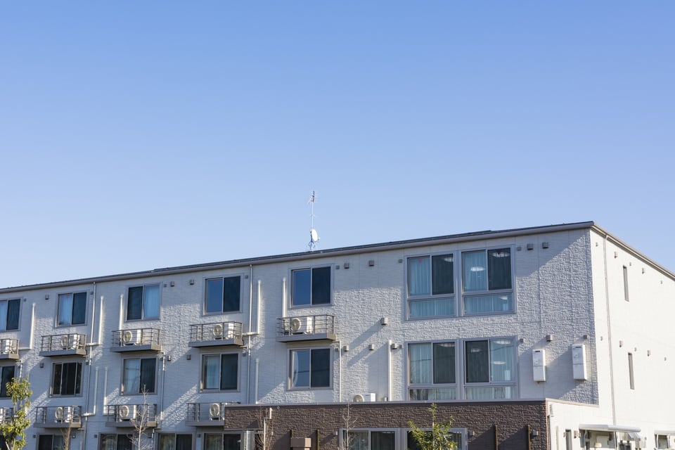 投資用アパートに多く見られる3階建てのプレハブ住宅