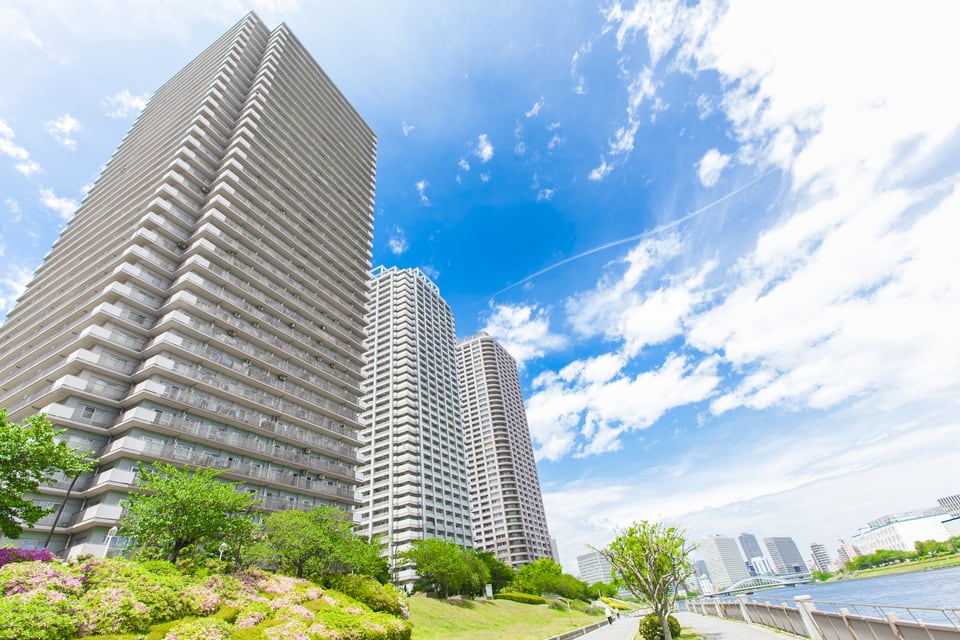 整備された河川沿いに建ち並ぶタワーマンション