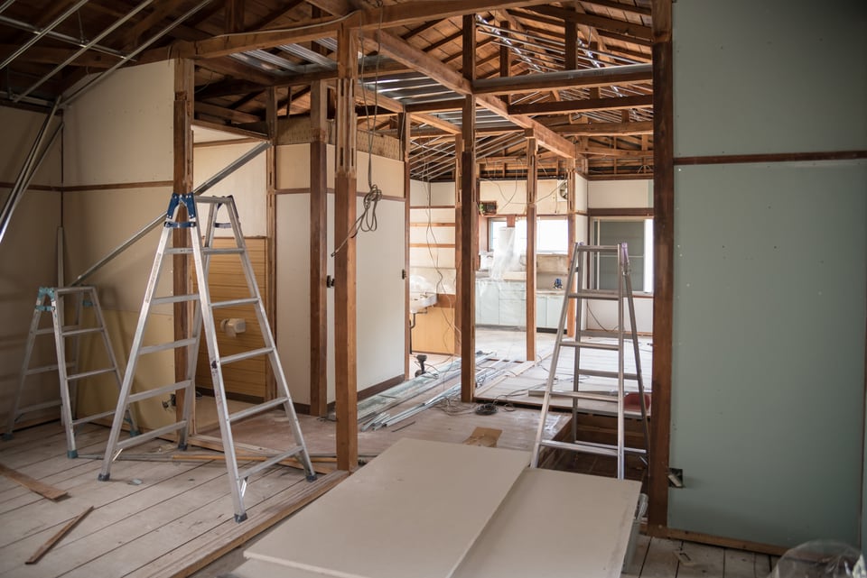 内壁の下地材にラスボードを使用した建築現場