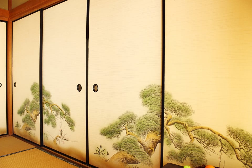 華やかな模様のある上級織物襖紙