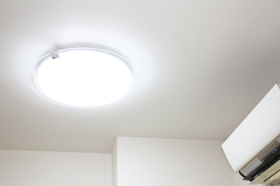 シーリングライトを主照明として用いた部屋