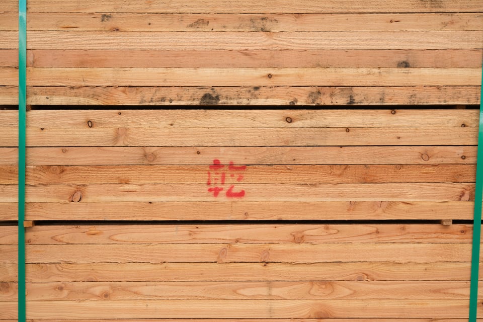 乾燥材が積まれている工事現場