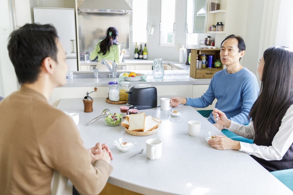 二世帯住宅で賑やかに暮らす家族