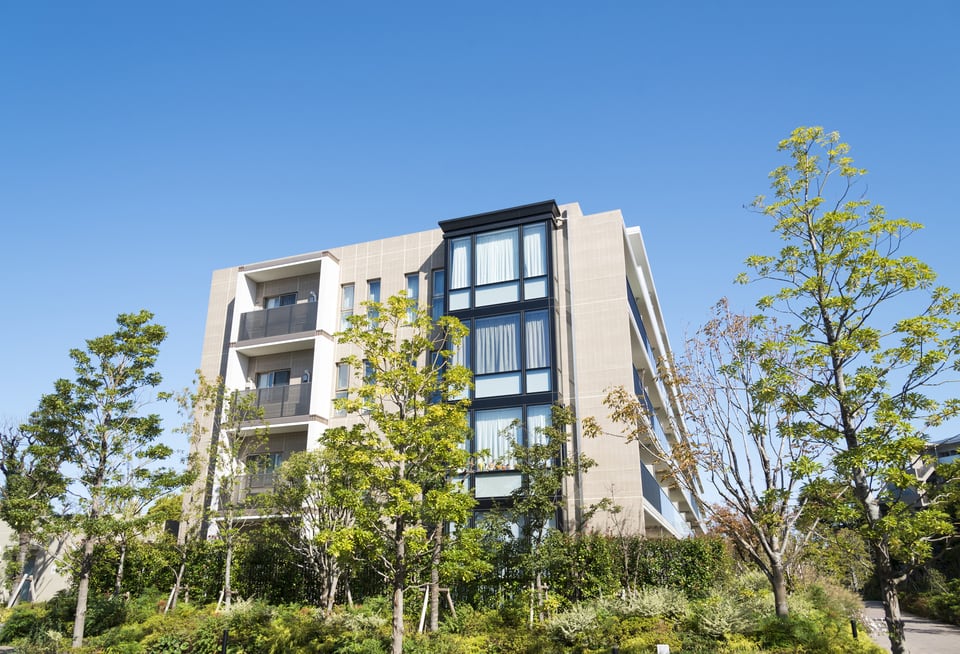 樹木が効果的に配置された低層マンション