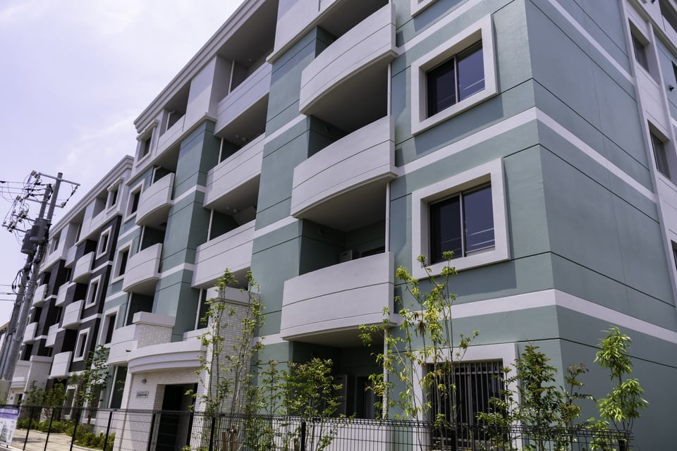 落ち着いた佇まいの低層マンション