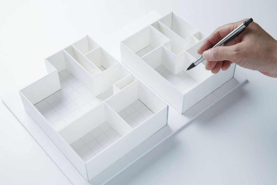 住宅の設計時に動線を確認している建築設計士