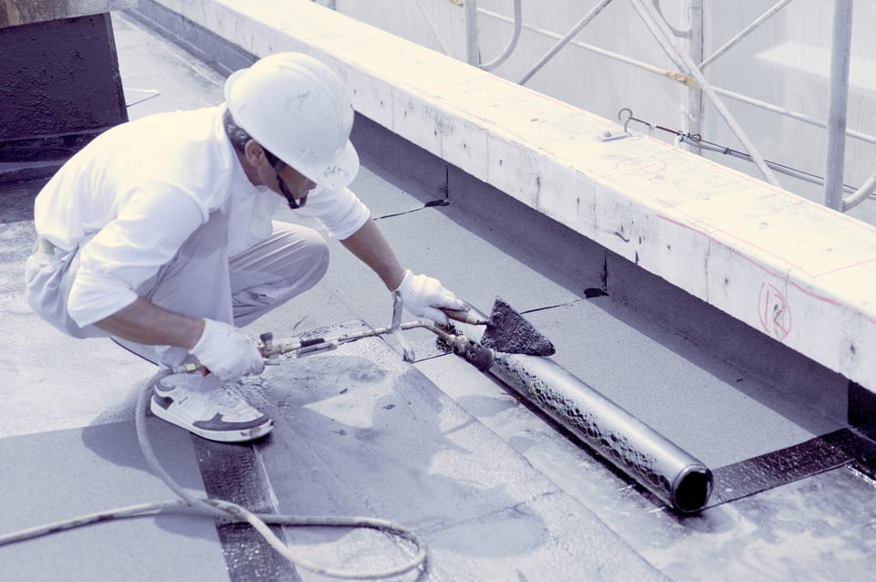 アスファルトプライマーを用いた防水工事の現場