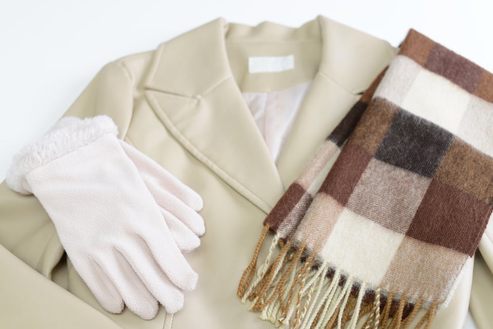 冬の防寒対策に必要なウールを使用したマフラー、手袋とコート
