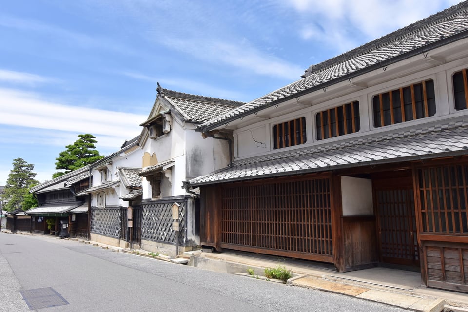 白漆喰の塗籠が施された蔵と古民家が並ぶ街並み