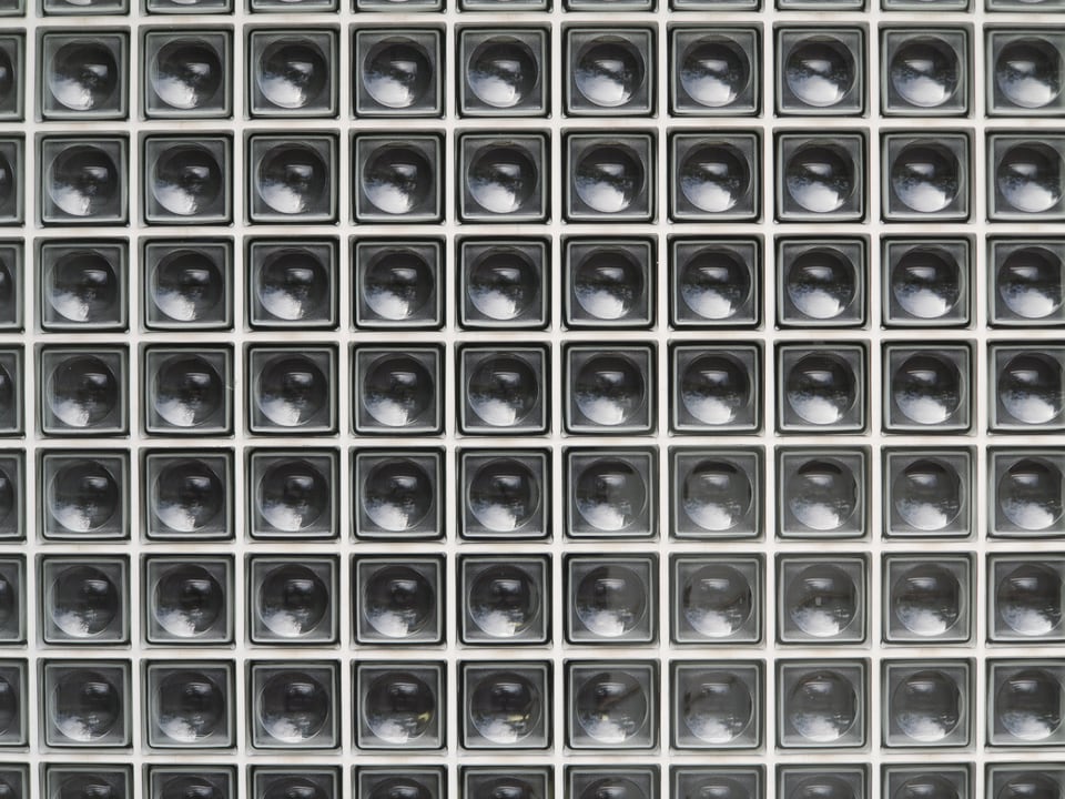 採光に優れるガラスブロックの壁