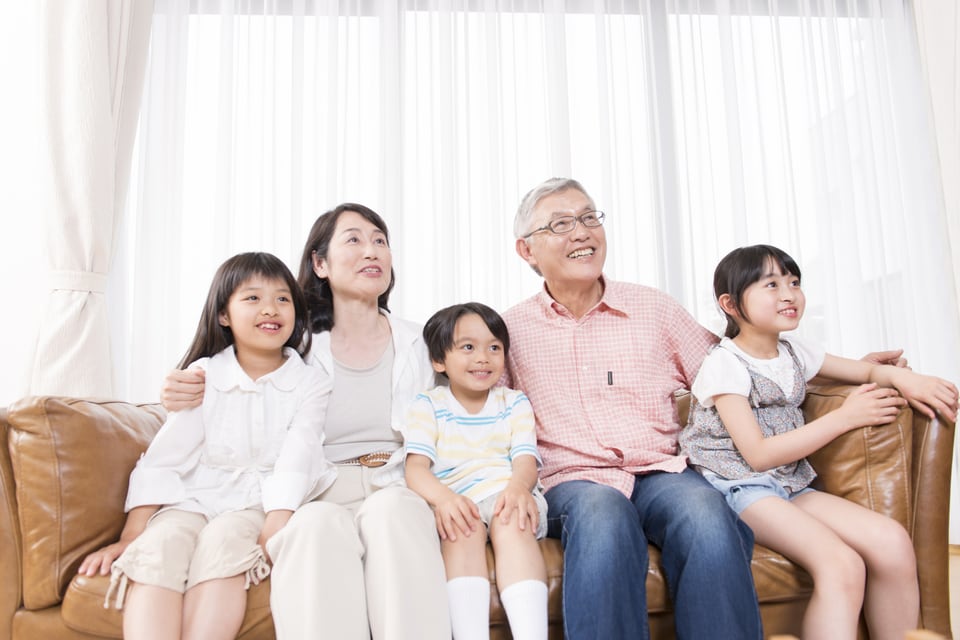 多世帯住宅で一緒に生活している祖父母と孫