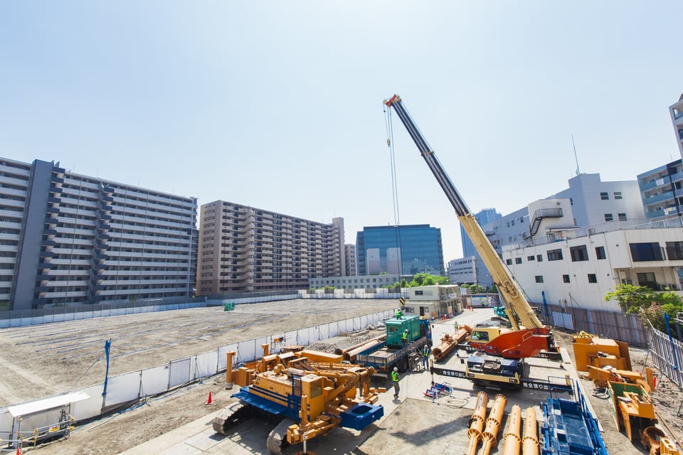 広大な敷地を有する大規模マンションの工事現場
