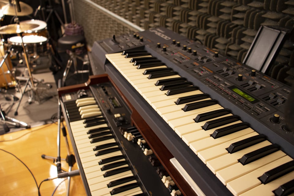 吸音材料を用いた防音加工がされたスタジオ内壁