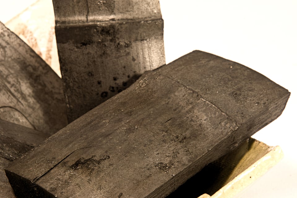 床下調湿材として使用される黒々とした炭