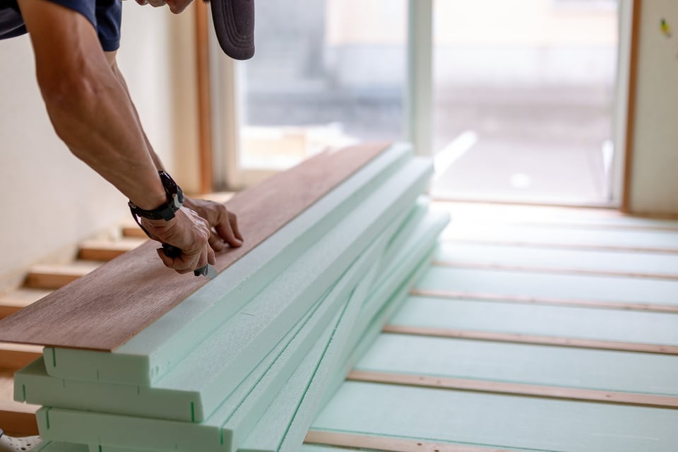 建築現場で施工されている押出法ポリスチレンフォーム