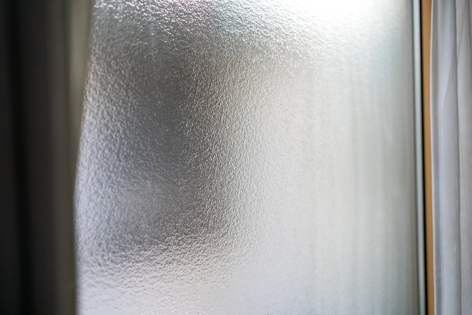 柔らかく視線と陽光を遮る曇りガラスの窓