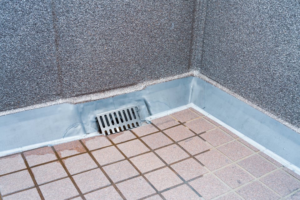 ベランダの隅に設けられた排水溝と排水口