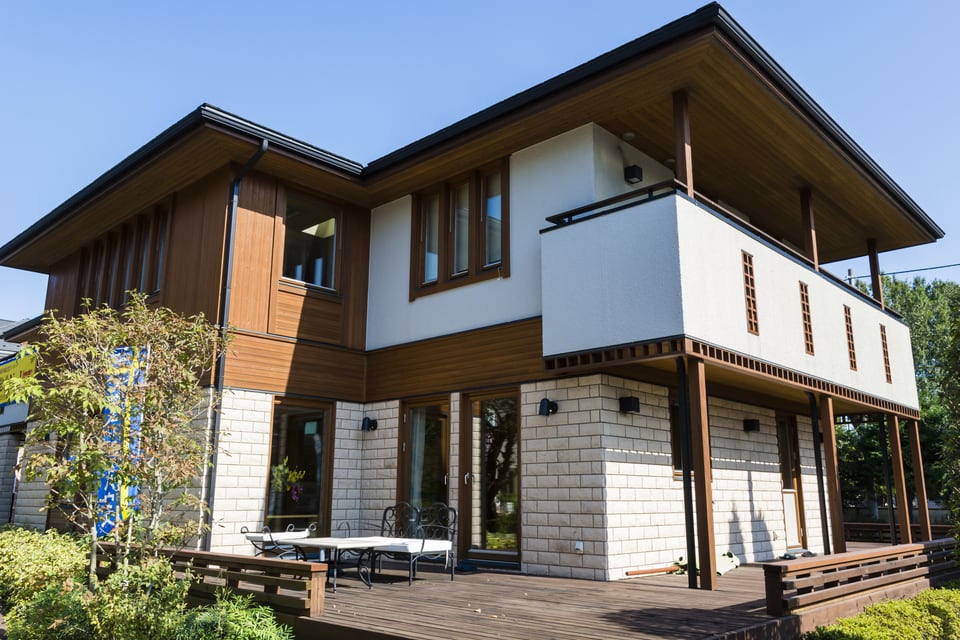 耐久性の高い木裏を用いた日の当たるウッドデッキのある戸建て住宅