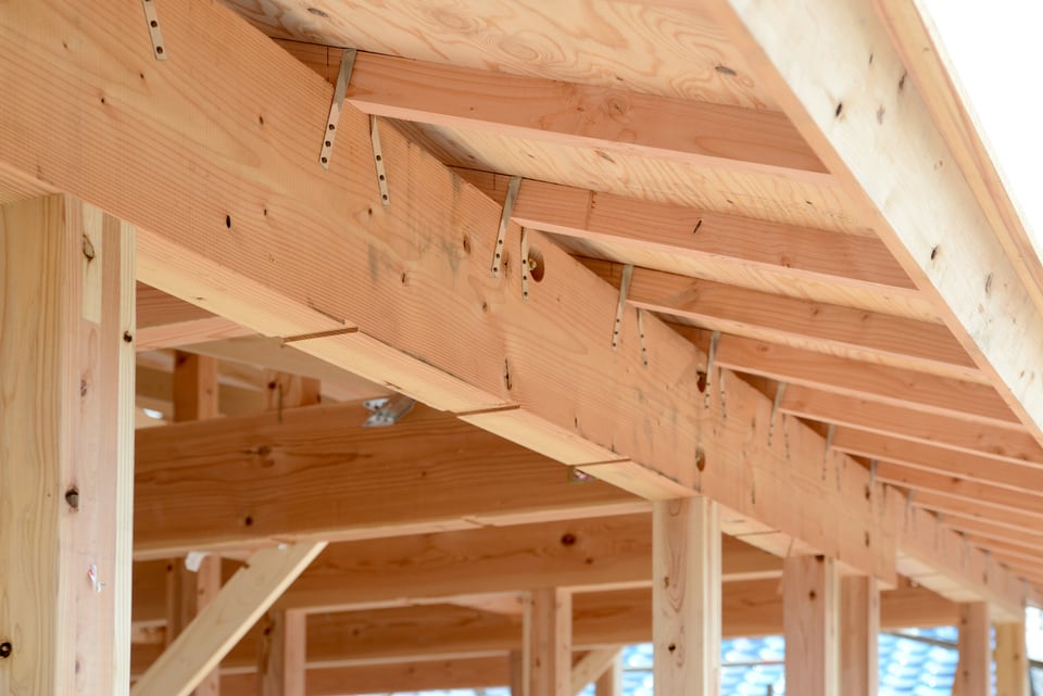 建築途中である木造建築の軒と桁