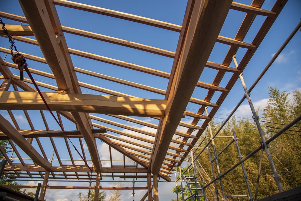 建築途中の木造建築の梁と桁
