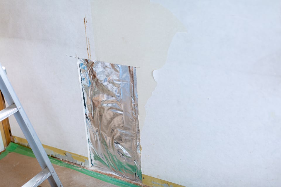 壁面材料を取り除いた際に確認できるアルミ素材の断熱シート