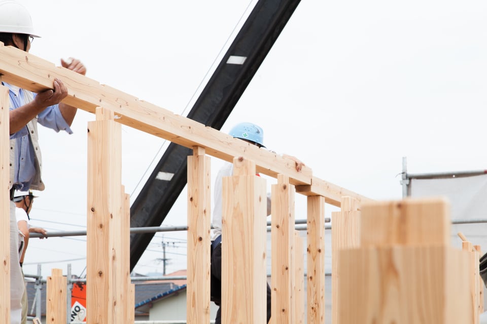 木造建築の構造用製材を組み立てる職人