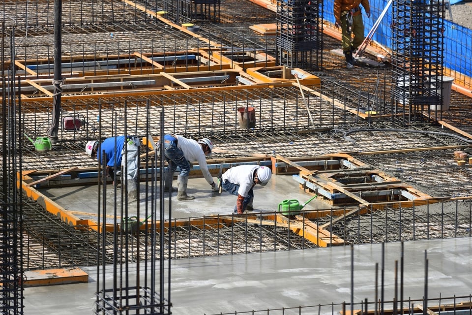 マンション工事で普通コンクリート打設作業中の作業員