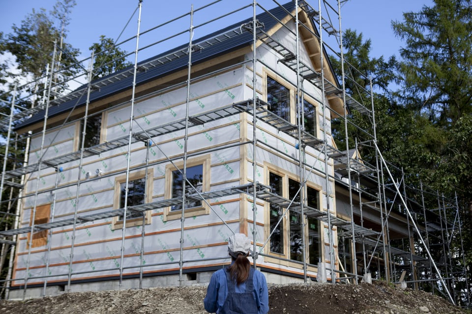 足場が組まれた建築中の木造住宅
