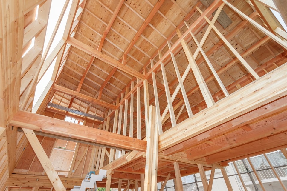 曲げ性能が強い甲種構造材を梁や桁に使った建築中の住宅内部