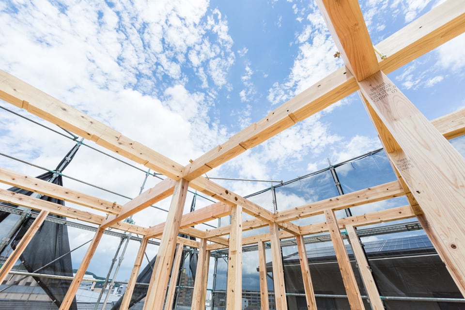 柱角の木材が用いられた建物の骨組み