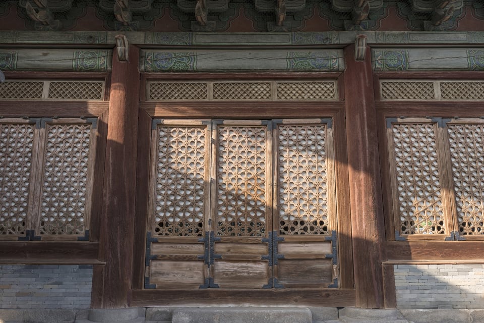 独特の雰囲気を醸し出す組子で作られた寺院にある本堂正面の扉