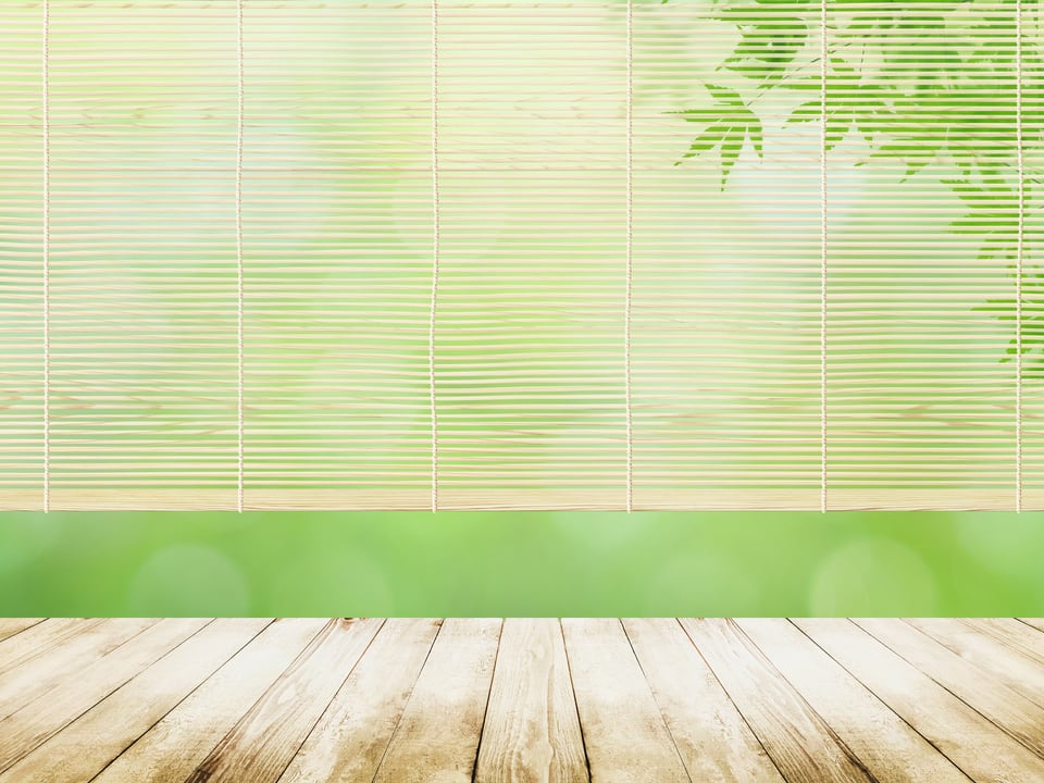 夏の終わりを感じる、縁甲板を使用した縁側と簾